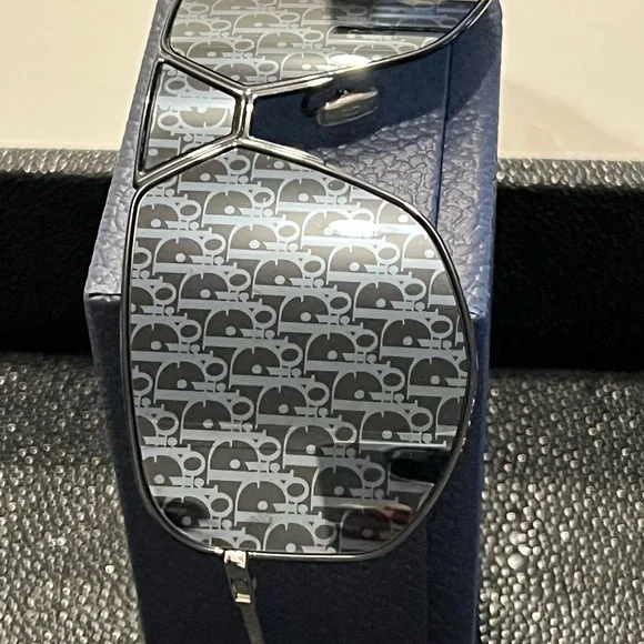 DIOR Ultra Logo Embossed UV Aviator Sunglasses | Unisex - Picture 3 of 6